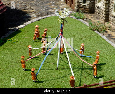 Village Green, dans le village modèle de Bekonscot, Buckinghamshire, Angleterre, le plus ancien village modèle dans le monde. Banque D'Images