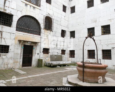 Dans les cellules des nouvelles prisons, à côté du palais des Doges, Venise, Italie. Construit sur la Rio de Palazzo du palais au début du 17ème siècle. Les nouvelles prisons ont été connectés à l'vieilles prisons très photographiée par le Pont des Soupirs. Banque D'Images