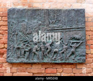 Plaque commémorative à Venise les victimes de l'Holocauste, à Venise, Campo del Ghetto Nuovo, près d'une sculpture commémorative par Arbit Blatas. Banque D'Images