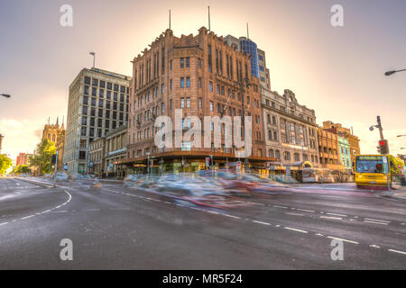 Hobart, Tasmanie, Australie - janvier 16, 2015 : le trafic dans le centre de Hobart town au coucher du soleil. Photo prise avec un effet de mouvement pour les voitures Banque D'Images