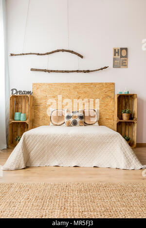 Chambre à coucher dans le style écologique avec un lit double, tables de chevet et de tapis Banque D'Images