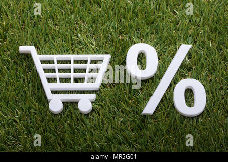 High Angle View of miniature blanc Panier et Sign On Green Grass Banque D'Images