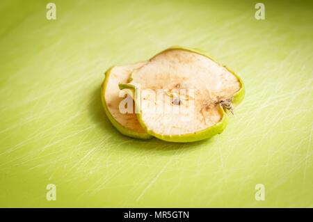 Deux tranches de pomme verte stock image. Concept d'oxydation. Banque D'Images