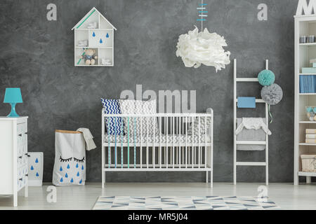 Chambre bébé gris blanc avec lit bébé et commode Banque D'Images
