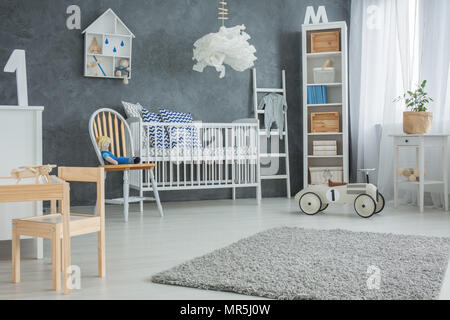 Chambre bébé fonctionnelle avec un mobilier blanc et gris Banque D'Images