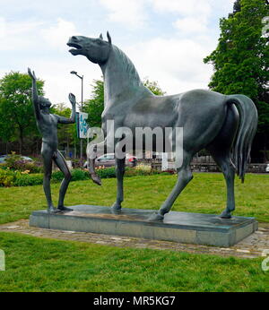 L'adolescent et le cheval, 1976. Par le sculpteur Suisse Heinz Schwarz (1920 -1994). peut-être basé sur une histoire d'un jeune garçon qui, il y a de nombreuses années, nageait sur le bord du lac à Genève, avec son cheval. Le garçon s'est noyé. Schwarz a fait cette tragédie le thème de cet énorme travail. Banque D'Images