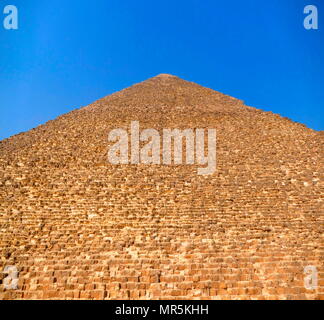 La grande pyramide de Gizeh (pyramide de Chéops ou pyramide de Kheops) ; plus ancienne et la plus grande des trois pyramides dans la pyramide de Gizeh en Égypte complexe. C'est le plus ancien des sept merveilles du monde antique, et le seul à rester en grande partie intacte. Achevée vers 2560 BC. Banque D'Images