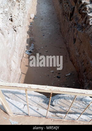 Bateau solaire fosse, pyramides de Gizeh Plateau, Egypte, construite pour tenir le bateau, Khufu (Navire solaire), à partir de l'Egypte ancienne, a été scellée dans une fosse dans la pyramide de Gizeh, complexe au pied de la grande pyramide de Gizeh, autour de 2500 avant J.-C.. Le navire est maintenant conservé dans le musée de bateau solaire Gizeh. Le navire était presque certainement construit pour le Roi Khufu (CHEOPS), le deuxième pharaon de la Ive dynastie de l'ancien royaume d'Égypte. Banque D'Images