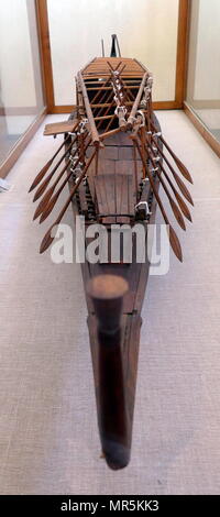 Le modèle de Khufu Ship (Navire), l'énergie solaire, de l'Egypte ancienne, a été scellée dans une fosse dans la pyramide de Gizeh, complexe au pied de la grande pyramide de Gizeh, autour de 2500 avant J.-C.. Le navire est maintenant conservé dans le musée de bateau solaire Gizeh. Le navire était presque certainement construit pour le Roi Khufu (CHEOPS), le deuxième pharaon de la Ive dynastie de l'ancien royaume d'Égypte. Banque D'Images