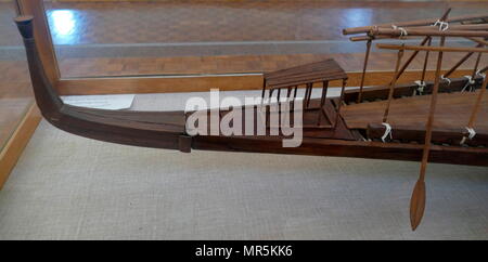 Le modèle de Khufu Ship (Navire), l'énergie solaire, de l'Egypte ancienne, a été scellée dans une fosse dans la pyramide de Gizeh, complexe au pied de la grande pyramide de Gizeh, autour de 2500 avant J.-C.. Le navire est maintenant conservé dans le musée de bateau solaire Gizeh. Le navire était presque certainement construit pour le Roi Khufu (CHEOPS), le deuxième pharaon de la Ive dynastie de l'ancien royaume d'Égypte. Banque D'Images