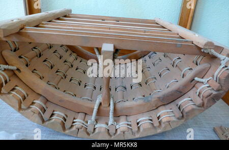 Modèle d'une section dans le bateau, Khufu (énergie solaire), navire de l'ancienne Egypte, montrant comment les cordes étaient utilisées pour attacher le bateau ensemble. Le bateau a été scellée dans une fosse dans la pyramide de Gizeh, complexe au pied de la grande pyramide de Gizeh, autour de 2500 avant J.-C.. Le navire est maintenant conservé dans le musée de bateau solaire Gizeh. Le navire était presque certainement construit pour le Roi Khufu (CHEOPS), le deuxième pharaon de la Ive dynastie de l'ancien royaume d'Égypte. Banque D'Images