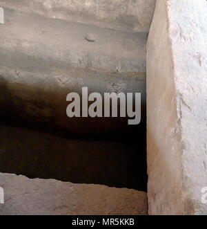 Bateau solaire fosse, pyramides de Gizeh Plateau, Egypte, construite pour tenir le bateau, Khufu (Navire solaire), à partir de l'Egypte ancienne, a été scellée dans une fosse dans la pyramide de Gizeh, complexe au pied de la grande pyramide de Gizeh, autour de 2500 avant J.-C.. Le navire est maintenant conservé dans le musée de bateau solaire Gizeh. Le navire était presque certainement construit pour le Roi Khufu (CHEOPS), le deuxième pharaon de la Ive dynastie de l'ancien royaume d'Égypte. Banque D'Images