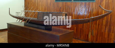 Le modèle de Khufu Ship (Navire), l'énergie solaire, de l'Egypte ancienne, a été scellée dans une fosse dans la pyramide de Gizeh, complexe au pied de la grande pyramide de Gizeh, autour de 2500 avant J.-C.. Le navire est maintenant conservé dans le musée de bateau solaire Gizeh. Le navire était presque certainement construit pour le Roi Khufu (CHEOPS), le deuxième pharaon de la Ive dynastie de l'ancien royaume d'Égypte. Banque D'Images