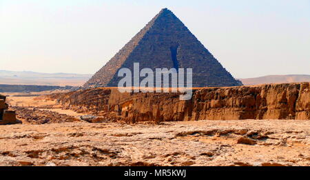 La pyramide de Gizeh, sur la Menkaourê Plateau, Le Caire, Égypte, est la plus petite des trois grandes pyramides de Gizeh. On estime qu'elle a été construite pour servir comme la tombe de la quatrième dynastie pharaon égyptien. vers 2500 avant J.-C. Menkaourê Banque D'Images