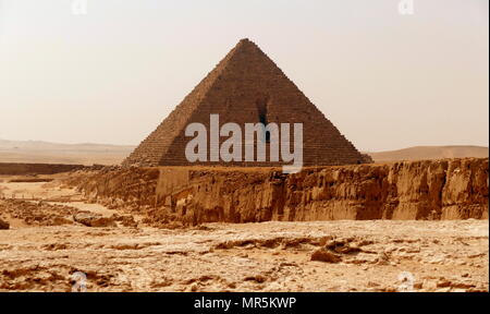 La pyramide de Gizeh, sur la Menkaourê Plateau, Le Caire, Égypte, est la plus petite des trois grandes pyramides de Gizeh. On estime qu'elle a été construite pour servir comme la tombe de la quatrième dynastie pharaon égyptien. vers 2500 avant J.-C. Menkaourê Banque D'Images