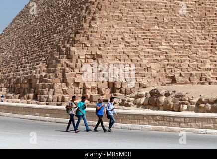 Les élèves du secondaire égyptien visiter la Grande Pyramide de Gizeh (pyramide de Chéops ou pyramide de Kheops) ; plus ancienne et la plus grande des trois pyramides dans la pyramide de Gizeh en Égypte complexe. C'est le plus ancien des sept merveilles du monde antique, et le seul à rester en grande partie intacte. Achevée vers 2560 BC. Banque D'Images