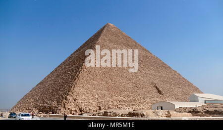 La grande pyramide de Gizeh (pyramide de Chéops ou pyramide de Kheops) ; plus ancienne et la plus grande des trois pyramides dans la pyramide de Gizeh en Égypte complexe. C'est le plus ancien des sept merveilles du monde antique, et le seul à rester en grande partie intacte. Achevée vers 2560 BC. Banque D'Images