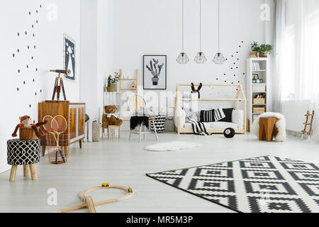 Chambre enfant dans un style scandinave avec chambre double et d'un tapis Banque D'Images