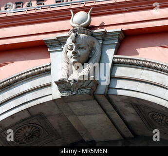 Façade du Musée d'antiquités égyptiennes, connue communément comme le Musée égyptien au Caire, Egypte Banque D'Images