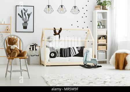 Kid blanc chambre avec chambre double, lampes, fauteuil et poster Banque D'Images