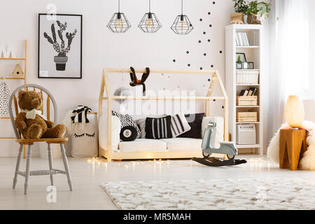 Chambre d'enfant, lumineux avec lampes, bibliothèque, lit et chaise Banque D'Images