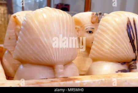 Vases canopes en albâtre, un coffre à canopes trouvés dans la tombe de Toutankhamon. Ils ont été utilisés pour contenir les organes internes retirés au cours du processus de la momification. Le baiser était un pharaon égyptien de la xviiie dynastie (jugé c. 1332-1323 av. J.-C.) Banque D'Images