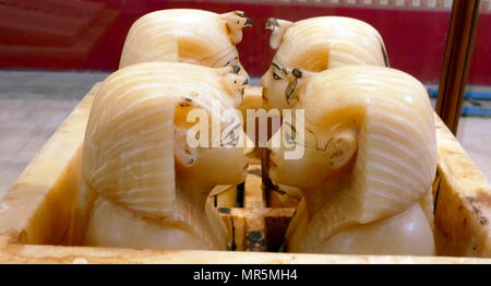 Vases canopes en albâtre, un coffre à canopes trouvés dans la tombe de Toutankhamon. Ils ont été utilisés pour contenir les organes internes retirés au cours du processus de la momification. Le baiser était un pharaon égyptien de la xviiie dynastie (jugé c. 1332-1323 av. J.-C.) Banque D'Images