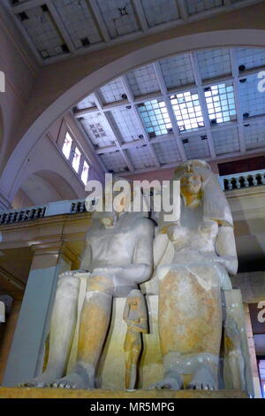 Statue du Roi Aménophis III et la reine Tiyi. Amenhotep III (Aménophis III), a été le neuvième pharaon de la xviiie dynastie. Selon les différents auteurs, il a régné sur l'Égypte à partir de juin 1386 à 1349 av. Banque D'Images