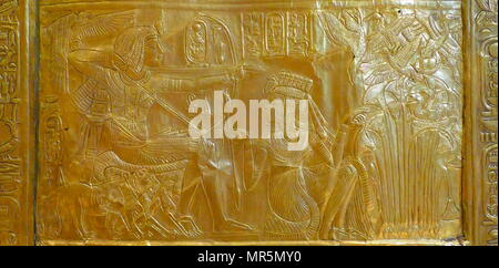 Le roi Toutankhamon assis avec sa femme, Ankhesenamun. Détail d'un socle en bois doré, d'une statue sur la place. 18e dynastie égyptienne, de la tombe du roi Toutankhamon antichambre. 1323 BC Banque D'Images