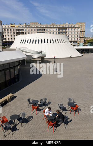 Le Havre (Normandie, nord ouest de la France) : bâtiment appelé "Le Volcan" (Le volcan), par l'architecte Oscar Niemeyer en arrière-plan, conception des bâtiments Banque D'Images