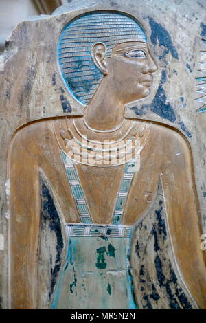 Calcaire peint en relief, du Sanctuaire de la princesse Ashayt, une des épouses du roi Mentuhotep II, le fondateur de 11e dynastie. Elle a occupé de nombreux titres tels que : King's épouse bien-aimée et prêtresse d'Hathor. Empire du milieu ; XI dynastie, Deir Bahari, Temple de Nebhepetre Mentuhotep II (qui régna de c. 2061 BC - 2010 BC) est un pharaon de la 11e dynastie qui régna pendant 51 ans. Autour de sa 39e année sur le trône, il retrouve l'Egypte, mettant ainsi fin à la première période intermédiaire. Par conséquent, il est considéré comme le premier pharaon de l'Empire du Milieu. Banque D'Images