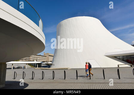Le Havre (Normandie, nord ouest de la France) : bâtiment appelé "Le Volcan" (Le volcan), par l'architecte Oscar Niemeyer Banque D'Images