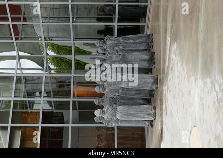 Sculpture de prisonniers ligotés et les yeux bandés ; à l'entrée du Musée International de la Croix-Rouge et du Croissant-Rouge, Genève, Suisse. Le sculpteur était Carl Bucher. Banque D'Images