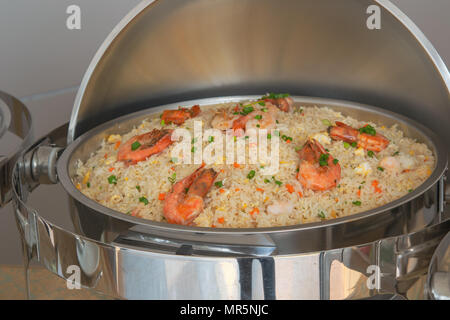 Riz frit aux crevettes sur la ligne buffet alimentaire. Banque D'Images