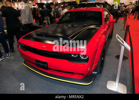 Trois-quart vue frontale d'un Dodge Challenger SRT Démon, sur le stand de Clive Sutton, au Salon automobile de Londres 2018 Banque D'Images