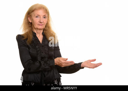 Studio shot of senior businesswoman montrant quelque chose Banque D'Images