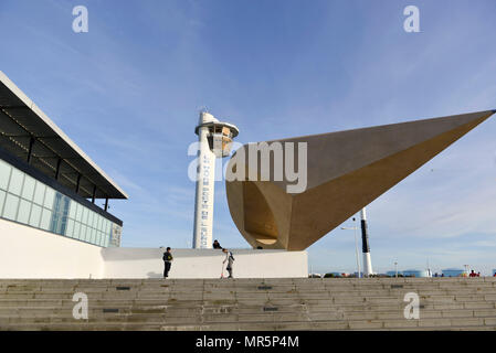 Le Havre (Normandie, nord ouest de la France) : Signal, une sculpture d'Henri-Georges Adam en face de l 'Musee MuMa (Musée d'art moderne André Malraux') Banque D'Images