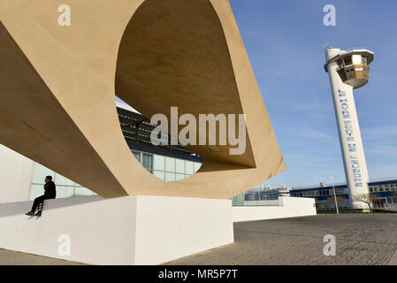 Le Havre (Normandie, nord ouest de la France) : Signal, une sculpture d'Henri-Georges Adam en face de l 'Musee MuMa (Musée d'art moderne André Malraux') Banque D'Images