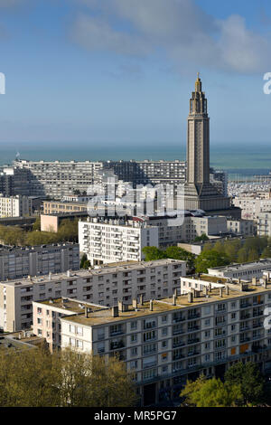 Le Havre (Normandie, nord ouest de la France) : vue d'ensemble de l'Hôtel de Ville. Sur la droite, l'église St. Joseph, bâtiment inscrit à titre de lieu historique national Banque D'Images