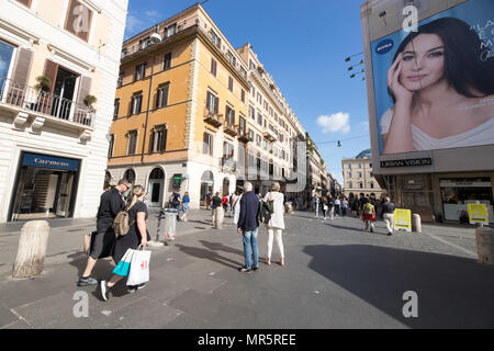 Rome Italie, les touristes marcher dans la rue Via del Corso, visitant la capitale. Banque D'Images