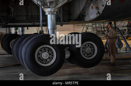 Le s.. Cesar Mardirossian, 60e Escadron de maintenance des aéronefs battant, chef d'équipe inspecte le train d'atterrissage d'un C-5M Galaxy sur base aérienne de Ramstein, en Allemagne, le 3 mai 2017. Lors de l'atterrissage à Ramstein, le nombre 4 d'atterrissage principal de l'avion n'a pas l'abaisser jusqu'à l'équipage a utilisé le système de sauvegarde d'urgence et ont été en mesure de faire un atterrissage en toute sécurité. Aviateurs, affecté à la 60e et 721e AMXS AMXS posée sur l'avion fuselage six jacks à inspecter et réparer le train d'atterrissage. (U.S. Les cadres supérieurs de l'Armée de l'air Airman Tryphena Mayhugh) Banque D'Images