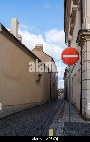 Rue étroite et n'entrez pas un signe de la circulation. Rue bordée par les maisons de la vieille ville à Prague, en République tchèque. Ciel bleu avec des nuages blancs. Banque D'Images