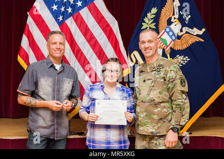 Le Sgt commande. Le Major Lee Ward et le lieutenant-colonel Ryan Morgan, l'équipe de commandement, 4e Bataillon, 3d Inf. Regt. (La vieille garde), présenter un certificat de reconnaissance à Mme Lori Thompson lors d'une cérémonie le 26 avril 2017, au centre communautaire sur une base commune Myer-Henderson Hall, en Virginie pour ses récents efforts, Thompson a été reconnu par l'équipe de commandement pour son appui continu des soldats et des familles du 4e Bataillon. (U.S. Photo de l'armée par la CPS. Daniel Yeadon) Banque D'Images