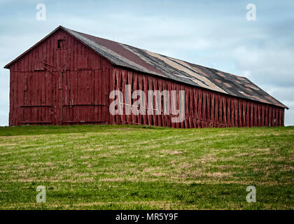 Virginia Hilltop Barn avec bardeaux variée du tabac Banque D'Images