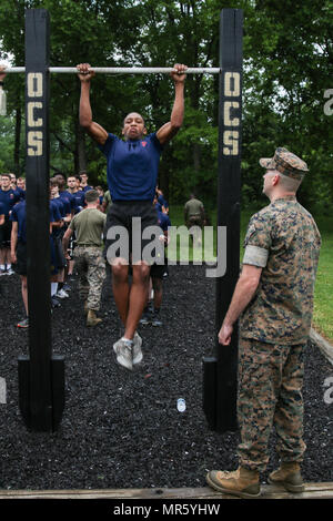 Un futur pull-up Marine effectue au cours d'une validation de l'expéditeur à Smyrna, Tennessee, le 13 mai 2017. La validation de l'expéditeur dans poolees assure le Marine Corps entrée retardée Programme sont prêts pour les rigueurs de l'entraînement des recrues du Corps des Marines. (U.S. Marine Corps photo par le Sgt. Mandaline Hatch/libérés) Banque D'Images