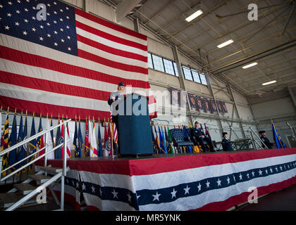 Le lieutenant général Brad Webb, parle au cours de la 492e cérémonie d'activation de l'Escadre d'opérations spéciales à Hurlburt Field, en Floride, le 10 mai 2017. L'Air Force Special Operations Air Warfare Center est redésigné comme le 492e ÉT. Immédiatement après, le 492e groupe d'opérations spéciales, le 492e Groupe de l'instruction des opérations spéciales ont été activés avec le 492e Escadron de soutien des opérations spéciales et le 492e Escadron d'opérations spéciales des fonctionnalités avancées. (U.S. Photo de l'Armée de l'air par la Haute Airman Krystal M. Garrett) Banque D'Images