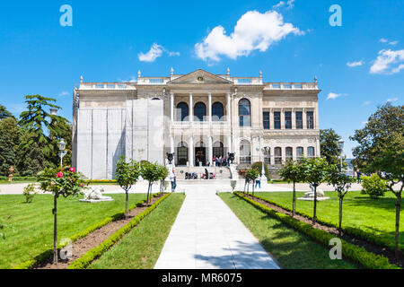 ISTANBUL, TURQUIE - 13 MAI 2018 : les touristes près de Selamlık construction de palais de Dolmabahçe dans la ville d'Istanbul. L'Palase a été principal centre administratif de t Banque D'Images