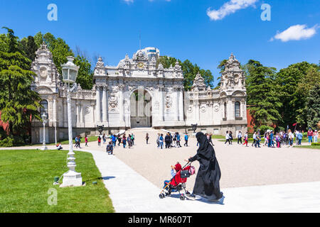 ISTANBUL, TURQUIE - 13 MAI 2018 : les gens près de la porte du trésor du palais de Dolmabahçe dans la ville d'Istanbul. L'Palase a été principal centre administratif de Banque D'Images