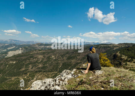 Woman enjoing une vue panoramique sur la montagne de neige pris en Français Région de la Provence. Banque D'Images