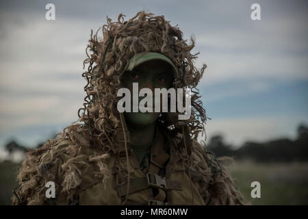 Le s.. Martin Lucero participe à concurrence d'un tireur, le 16 mai 2017, au cours de l'armée australienne à la réunion des compétences d'armes, en Australie, Puckapunyal. La compétition regroupe environ 20 pays de concurrencer les uns contre les autres, apprendre les uns des autres, et établir des liens. Lucero, originaire de Denver, Colorado, est à l'entraîneur de l'équipe de tir d'action du Corps des Marines, basée à Base du Corps des Marines de Quantico, en Virginie. (U.S. Marine Corps photo par Lance Cpl. Bernadette Wildes) Banque D'Images